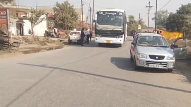 सिंगरौली: गनियारी में बैढ़न पुलिस ने चलाया वाहन जांच अभियान, 6 वाहन चालकों का काटा चालान