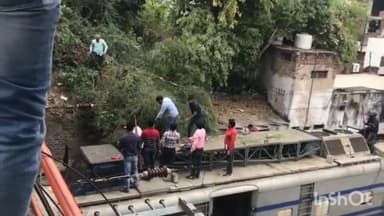 आगरा: राजामंडी रेलवे स्टेशन ओएचई लाइन पर गिरा पेड़, एक घंटे बाधित रहा दिल्ली-मुंबई रेल मार्ग
