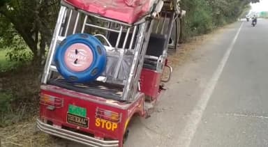 नवाबगंज: पल्हरी के पास अयोध्या-लखनऊ राष्ट्रीय राजमार्ग पर पिकअप की जोरदार टक्कर से ई-रिक्शा खाई में पलटा, चालक हुआ घायल