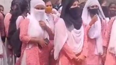 कांके: निर्मला कॉलेज की असिस्टेंट प्रोफेसर के पद पर कार्यरत डॉ. अंजना को बर्खास्त किए जाने पर छात्रों का विरोध जारी