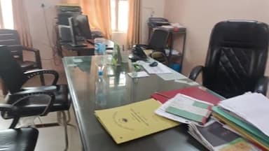 मथुरा: कृष्णा नगर बिजली घर पर विद्युत कर्मियों की हड़ताल के चलते काम बंद का दिखा असर, दफ्तर रहे खाली