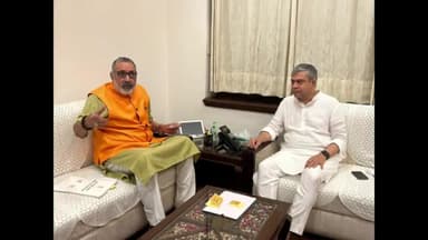 बेगूसराय: ट्रेनों के ठहराव एवं रेल उपक्रम की स्थापना को लेकर बेगूसराय सांसद गिरिराज सिंह रेल मंत्री से दिल्ली में मिले