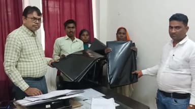 टनकुप्पा: CO छोटेलाल पासवान ने टनकुप्पा अंचल कार्यालय में अग्नि पीड़ितों के बीच बांटी राहत सामग्री