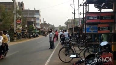 लखीसराय: भारत गैस कार्यालय लखीसराय के समीप सड़क पर ऑटो व बाइक की टक्कर में बाइक चालक जख्मी