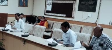 गाज़ियाबाद: कलेक्ट्रेट स्थित सभागार में सीडीओ विक्रमादित्य मलिक की अध्यक्षता में जिला भूगर्भ जल प्रबंधन परिषद की बैठक का आयोजन