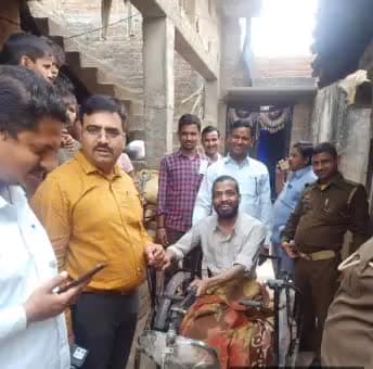 महसी: पिपरी माफी में डीएम के निर्देश पर दिव्यांग को घर बैठे मिली ट्राई साइकिल, प्रशासनिक अमले के साथ गांव पहुंचे बीडीओ