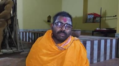 हज़ारीबाग: रामनवमी पर्व को लेकर पुलिस प्रशासन द्वारा डीजे पर रोक लगाए जाने पर अनशन पर बैठे मां काली घाट मंडई खुर्द के पुजारी