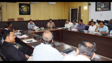 प्रयागराज: उत्तर प्रदेश ग्लोबल इन्वेस्टर्स समिट 2023 के अंतर्गत हस्ताक्षरित एमओयू की प्रगति के संबंध में संगम सभागार में हुई बैठक