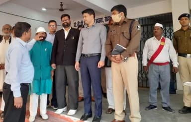 पुराना जेल सासाराम में,ईवीएम वेयरहाउस के जांच करते,डीएम जिला पदाधिकारी,एसपी पुलिस अधीक्षक के साथ आशुतोष सिंह अधिवक्ताncp