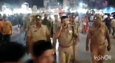 मथुरा: एसएसपी शैलेश कुमार पांडे ने मथुरा में आगामी त्योहारों को मद्देनजर रखते हुए किया फ्लैग मार्च