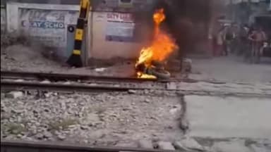 पटना ग्रामीण: मेहंदी गंज रेलवे फाटक पार करते वक्त धु-धुकर कर जली एक बाइक, बाइक सवार बाइक छोड़कर फरार