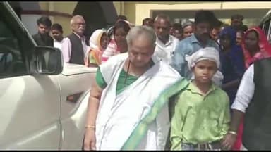 एटा: चिलासनी गांव में छत गिर जाने से दो लोगों की मौत के बाद पूर्व सांसद सत्या बहन ने डीएम से की मुलाकात