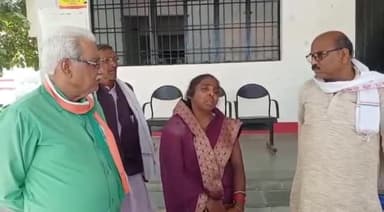 ज्ञानपुर: जयरामपुर की पीड़ित महिला से कांग्रेस प्रतिनिधिमंडल ने मुलाकात कर जानी समस्या, न्याय दिलाने का दिया भरोसा