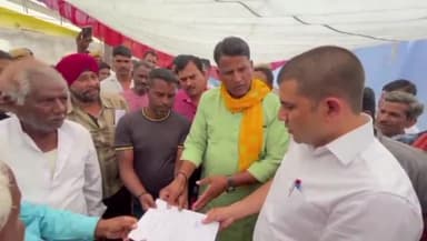 सवाई माधोपुर: शहर के हरिजन बस्ती निवासी की सड़क दुर्घटना में हुई मौत के बाद सांत्वना देने मृतक के घर पहुंचे जिले के कई अधिकारी