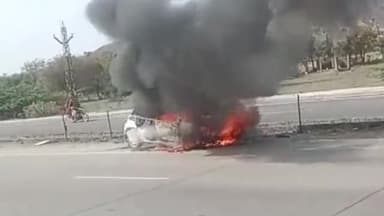 चित्तौड़गढ़: डेट हाईवे के पास एक कार में अज्ञात कारणों के चलते लगी आग, मौके पर भारी भीड़ हुई जमा