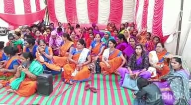 ग्वालियर गिर्द: आंगनबाड़ी कार्यकर्ताओं और सहायिकाओं ने अपनी मांगों को लेकर फूलबाग चौराहे पर धरना प्रदर्शन किया शुरू