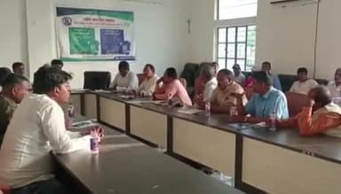 राजगीर: साफ-सफाई की व्यवस्था को लेकर नगर परिषद कार्यालय में कार्यपालक पदाधिकारी अनिल बसाक ने बैठक का किया आयोजन