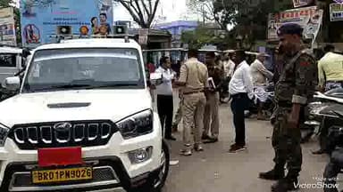 समस्तीपुर: शहर के गोलंबर चौराहे पर मोटरयान निरीक्षक द्वारा चलाया गया वाहन जांच अभियान, वसूला गया ₹10000 का जुर्माना