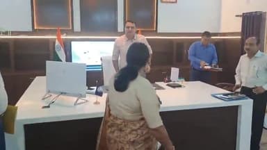 इटावा: कचहरी पहुंची सदर विधायक ने सपा की शिकायत के बाद डीएम से मुलाकात कर कॉपरेटिव चुनाव पर की चर्चा, रखा भाजपा का पक्ष