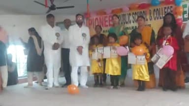 बलरामपुर: पूर्व सांसद दद्दन मिश्रा ने प्रतिभा सम्मान समारोह के दौरान पायनियर पब्लिक स्कूल एंड कॉलेज के बच्चों को किया सम्मानित