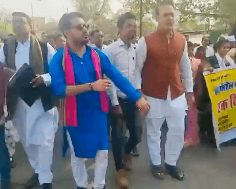 आर या पार #अनियमित को #नियमित करो #भूपेश सरकार

रायपुर के बुढ़ातालाब धरनास्थल पर नियमित की माँग को लेकर बैठे #छत्तीसगढ़_संयुक्त_अनियमित_कर्मचारी_महासंघ को समर्थन दिया
