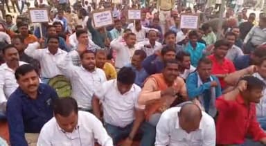 रायबरेली: गोरा बाजार में निजीकरण को लेकर विद्युत संयुक्त संघर्ष समिति ने कार्य बहिष्कार कर किया धरना प्रदर्शन