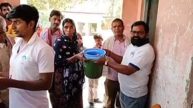 सिलाव: स्वच्छ भारत अभियान के तहत नालंदा नगर पंचायत के वार्ड संख्या 14 में डस्टबिन का किया गया वितरण