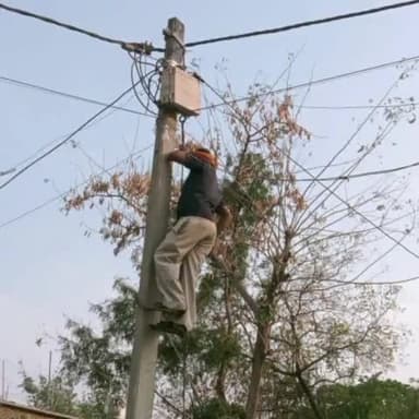 सोनपुर: विद्युत विभाग सोनपुर की टीम ने बैजलपुर केशव में कुल 18 लोगों के विद्युत बकाया राशि ना देने के आरोप में काटे कनेक्शन