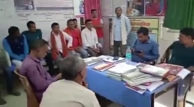 पारू: आगामी होने वाले IRS के सफल संचालन को लेकर पारु प्रभारी चिकित्सा पदाधिकारी डॉ मणिशंकर चौधरी की अध्यक्षता में हुई बैठक