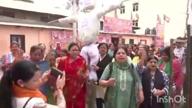 देहरादून: BJP महिला मोर्चा ने लैंसडाउन चौक पर जलाया कांग्रेस विधायकों का पुतला, स्पीकर ऋतु खंडूरी के अपमान का है आरोप