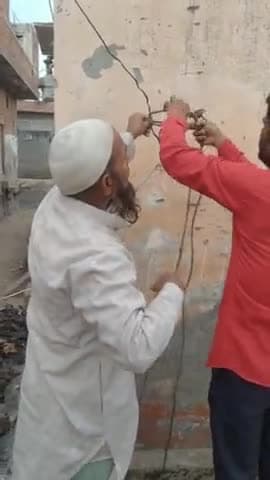 खुर्जा: के मोहल्ला खीर खानी में गिरा बिजली का तार । बिजली विभाग की लापरवाही आई सामने । #बिजलिविभाग