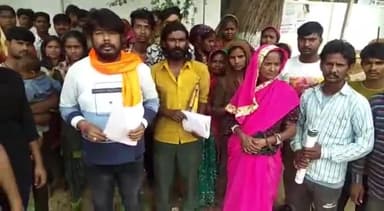 सवाई माधोपुर: कच्ची बस्ती के लोगों ने कलेक्ट्रेट में विरोध प्रदर्शन कर जिला कलेक्टर को सौंपा ज्ञापन