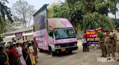 मुज़फ्फरनगर: पुलिस लाइन से वीमेन पावर लाइन 1090 वाहन एलईडी वैन को हरी झंडी दिखाकर एसएसपी ने किया रवाना