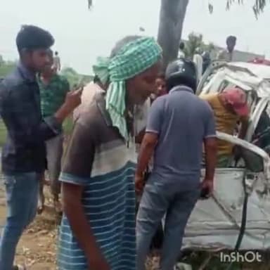 हापुड़: गांव टियाला के पास पेड़ से टकराकर क्षतिग्रस्त हुई तेज रफ्तार कार, कार चालक गंभीर रूप से हुआ घायल