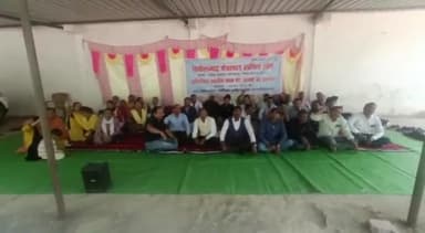 अंबिकापुर: अपनी मांगों को लेकर छत्तीसगढ़ पंचायत सचिव संघ ने देव होटल के पास की  अनिश्चितकालीन हड़ताल