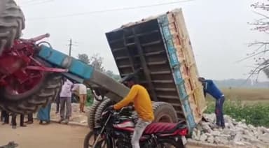 करछना: इंटरलॉकिंग ईंट लादकर जा रहा ट्रैक्टर CHC कौंधियारा के सामने अनियंत्रित होकर पलटा, बाल-बाल बचा चालक
