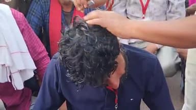 गुना नगर: हनुमान चौराहे पर अपनी 16 सूत्रीय मांगों को लेकर दिव्यांगों ने कराया सामूहिक मुंडन