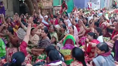 नरसिंहपुर: जनपद मैदान में अपनी मांगों को लेकर आंगनबाड़ी कार्यकर्ता बैठीं धरने पर, दी अनिश्चितकालीन धरना की चेतावनी