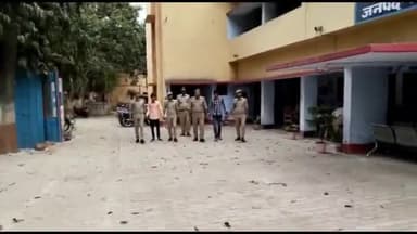 इकौना: क्राइम ब्रांच व थाना गिलौला पुलिस की संयुक्त टीम ने लूट के दो अभियुक्तों को मनिकौरा तिराहे के पास से किया गिरफ्तार