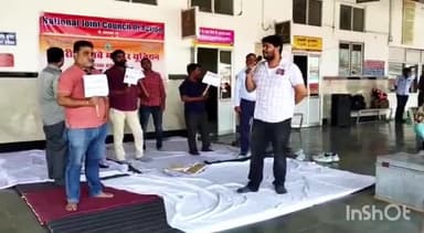 रायबरेली: स्टेशन अधीक्षक के तबादले तथा अपनी मांगों को लेकर रेलवे स्टेशन पर उत्तरी रेलवे मजदूर यूनियन का धरना तीसरे दिन भी रहा जारी