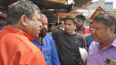 मंदसौर: महाराणा प्रताप बस स्टैंड पर नगर पालिका के कर्मचारियों व अधिकारियों ने अतिक्रमण को लेकर दुकानों के बाहर की लाइनिंग