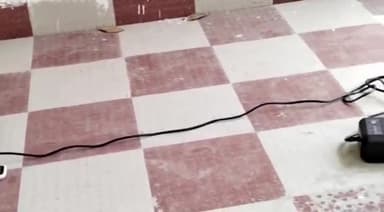 करछना: विद्युत कर्मियों की 72 घंटे की हड़ताल की वजह से कई गांवों में छाया अंधेरा, उपकेंद्र में मोबाइल चार्ज करते दिखे लोग