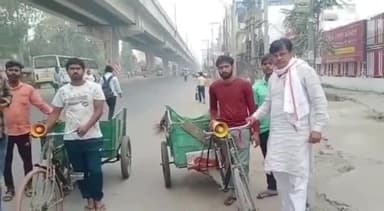 बहादुरगढ़: चेयरपर्सन प्रतिनिधि रमेश राठी ने बाजार से डोर-टू-डोर कूड़ा उठाने के लिए बहादुरगढ़ नगरपरिषद के बाहर से रवाना किया रिक्शा