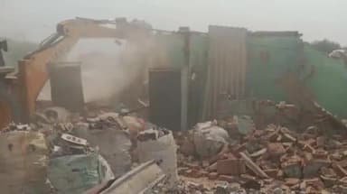 बहादुरगढ़: नगर योजनाकार विभाग की टीम ने शुक्रवार को बामडोली के पास अनाधिकृत तौर पर बने निर्माण पर की कार्रवाई