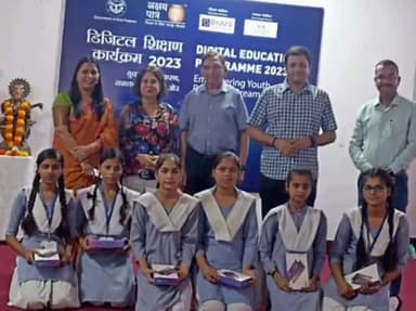 गाज़ियाबाद: डिजिटल शिक्षण कार्यक्रम के तहत राजकीय बालिका इंटर कॉलेज विजय नगर में छात्राओं को वितरण किए गए टेबलेट