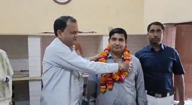 जलेसर: एमजीएम इंटर कॉलेज के प्रवक्ता डॉ श्याम बिहारी तिवारी का राज्य शिक्षक पुरस्कार के लिए चयन होने पर किया गया स्वागत.