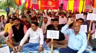 गोंडा: मुख्य अभियंता कार्यालय के सामने चल रहा बिजली कर्मियों का धरना, मुख्य अभियंता बोले की गई वैकल्पिक व्यवस्था।