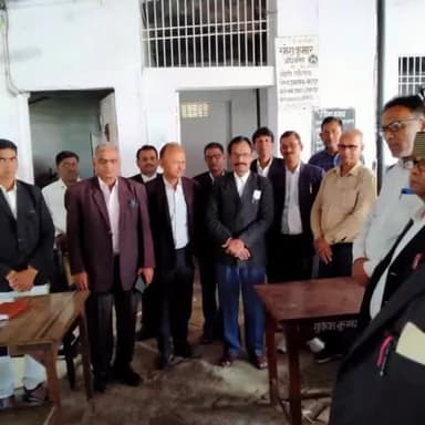 सोनपुर: अधिवक्ता पवन सिंह के निधन पर सोनपुर व्यवहार न्यायालय परिसर में अधिवक्ताओं ने मनाई शोक सभा