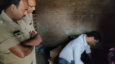 धनघटा: रोसया बाजार में सरकारी देसी शराब की दुकान पर आबकारी इंस्पेक्टर के नेतृत्व में की गई छापेमारी