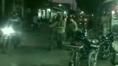 भदोही: सुरक्षा को लेकर पुलिस ने शुक्रवार को चौरी बाजार सहित अन्य स्थानों पर किया पैदल गश्त, दिलाया सुरक्षा का भरोसा